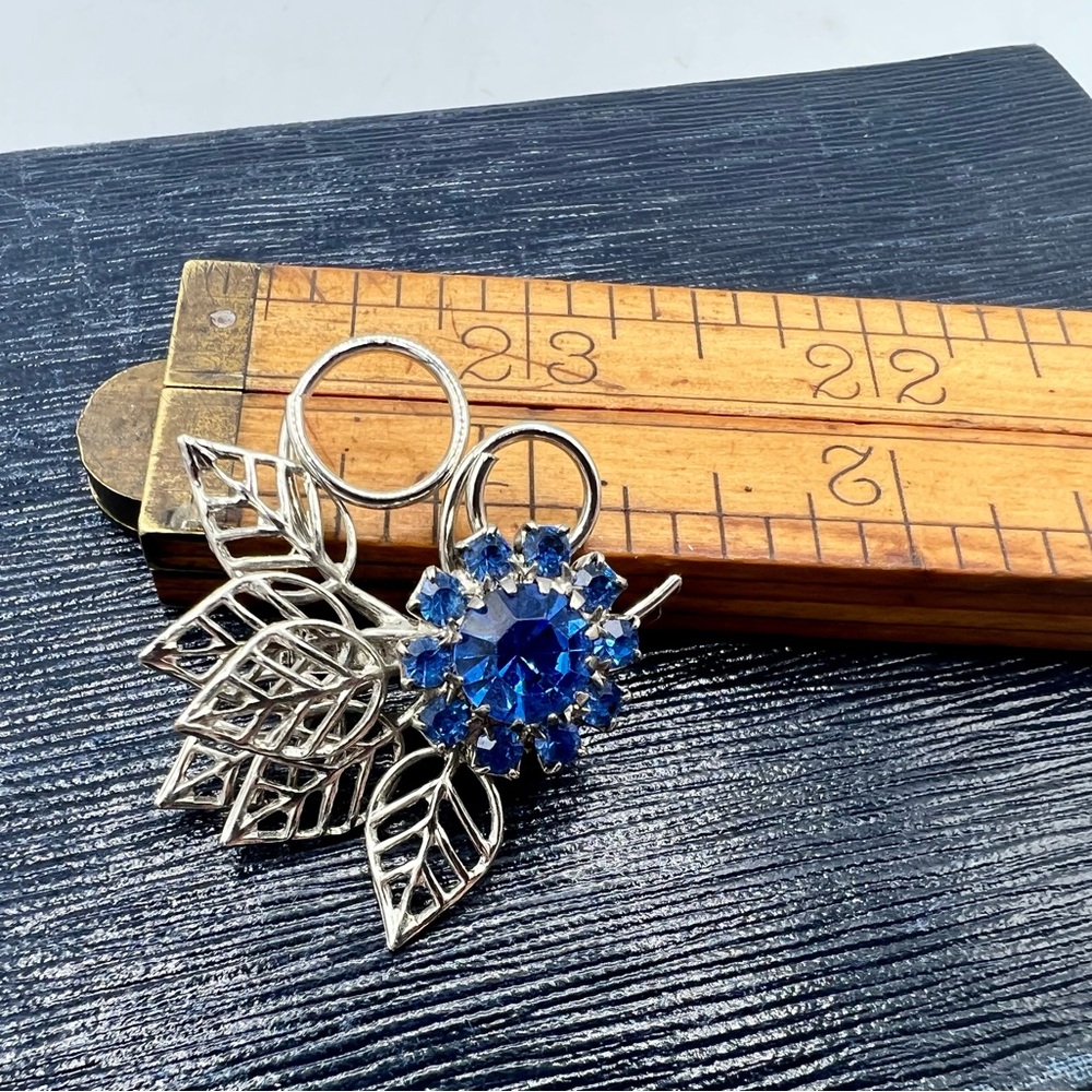 Vintage filigree silver wire floral brooch pin blue rhinestone flower small - Picture 2 of 5